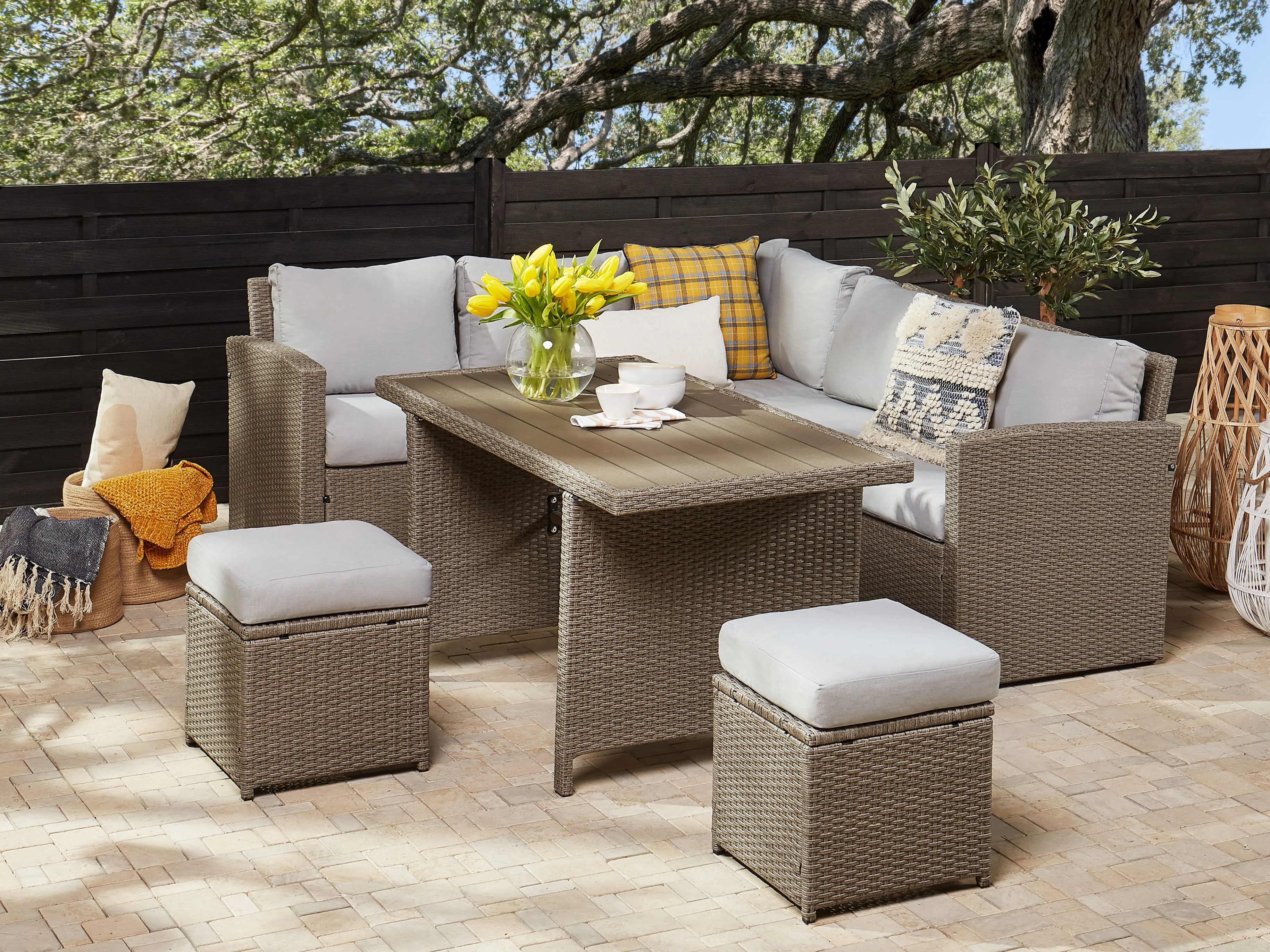 Loungeset met tafel en ottomaan 5-zits BARDI met kussens PE rotan Taupe