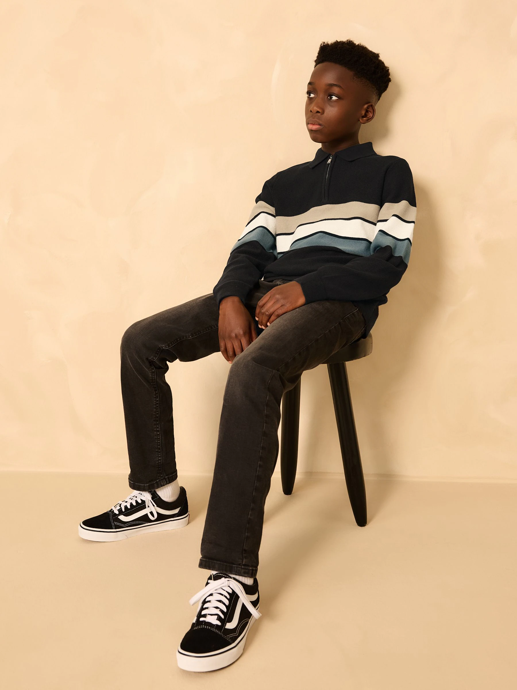 Zwarte streep - Gebreid poloshirt met rits bij de hals en lange mouwen (3-16jr)