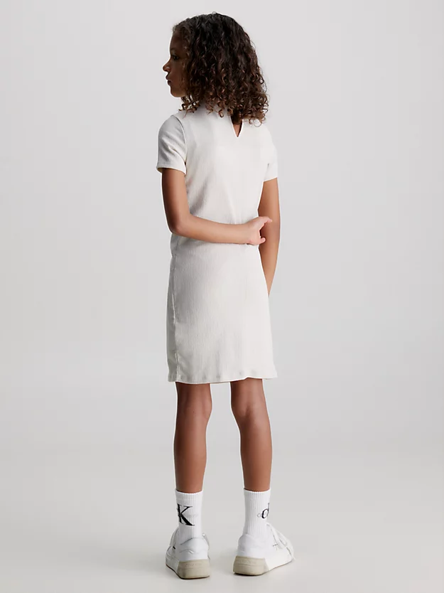 Vestido justo com babados