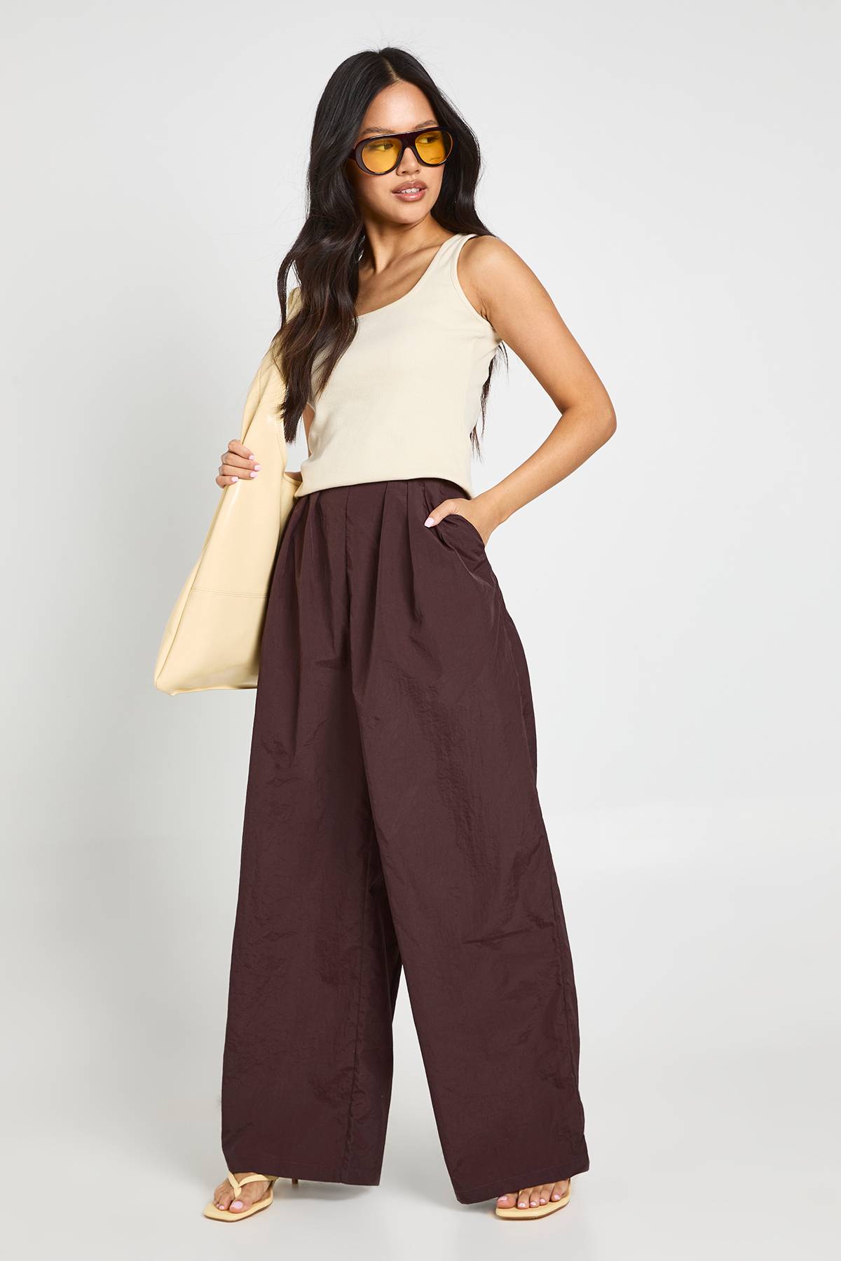 boohoo Pantalon Cargo En Nylon Avec Détails Plissés Petite