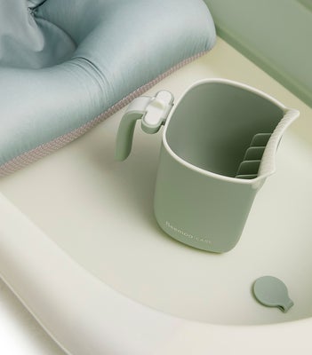 Beemoo CARE Assist Badebalje inkl. Badestøtte & Skyllekanne, Soft Green