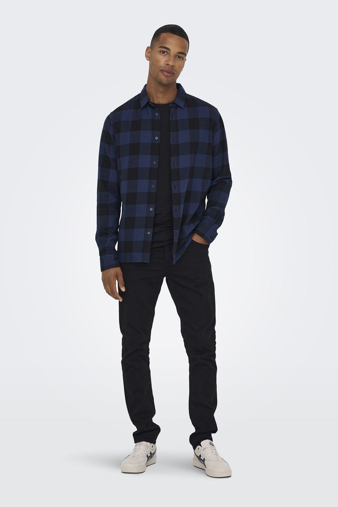 calça jeans de corte justo