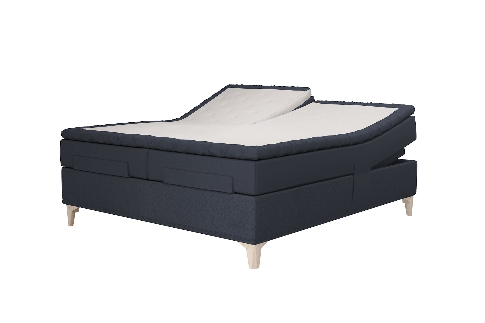 Majestic Aqtive II regulerbar seng 180x200 cm i tekstil 202/206 mørk blå med fast/ekstra fast fasthet, seamless utførelse. Majestic Split topper overmadrass og Eicon ben 14 cm hvitlasert med støtteben. Uten hodegavl