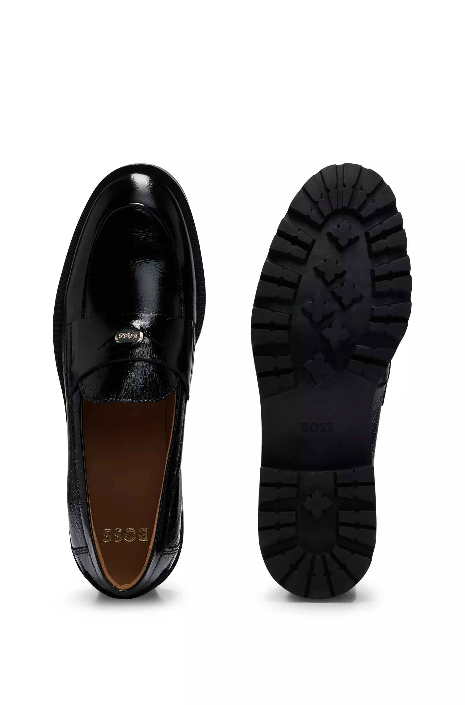 Mocassins BOSS em couro preto com detalhe de moeda com a marca.