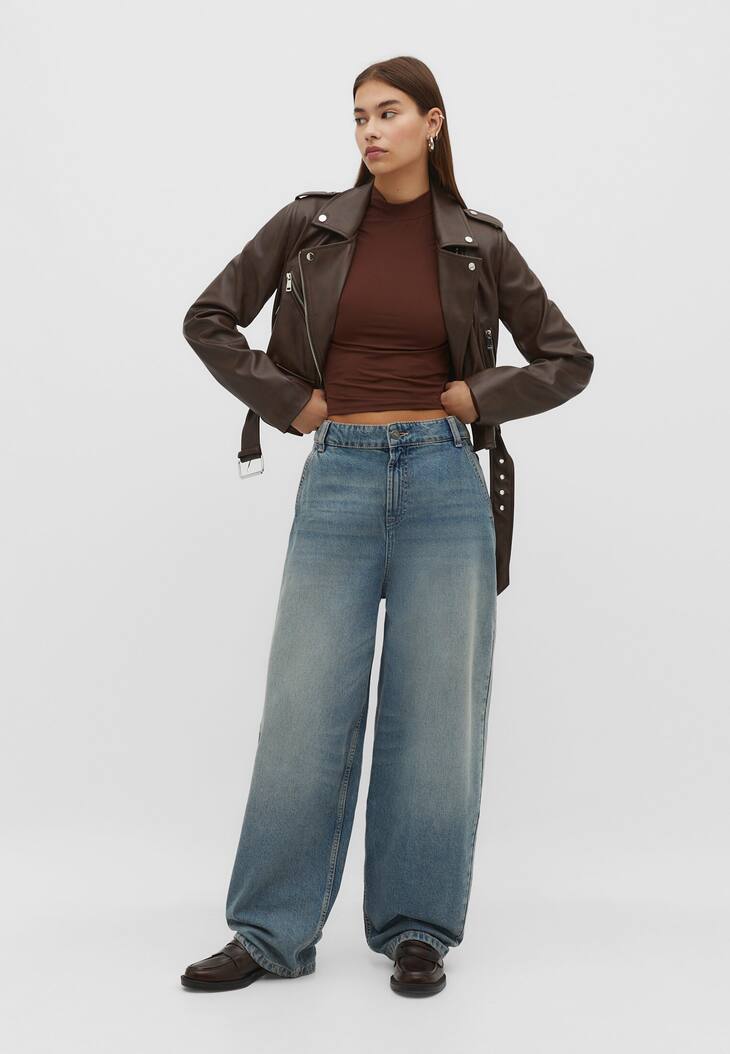 calça jeans de perna larga e modelagem solta