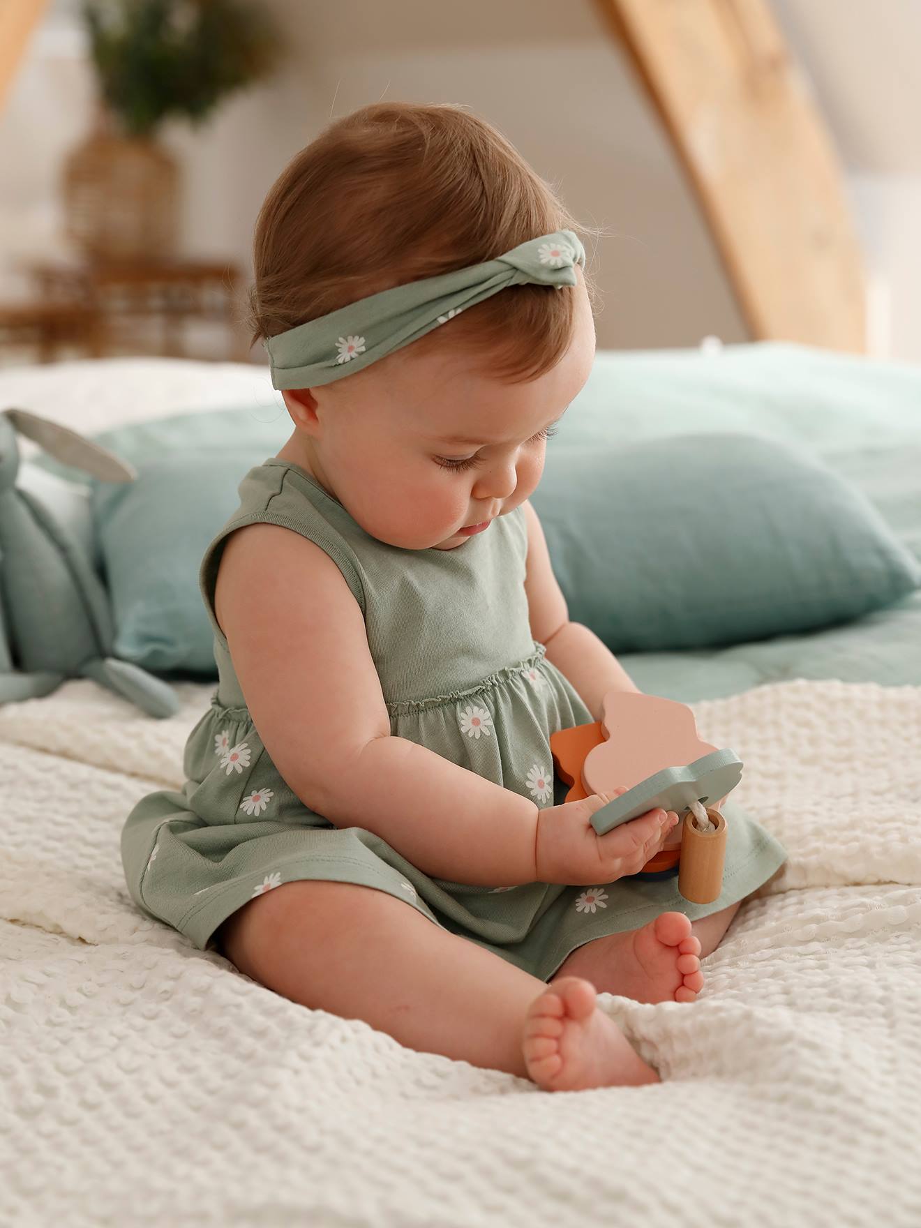Vestido verde claro estampado e faixa de cabelo combinando para bebê menina