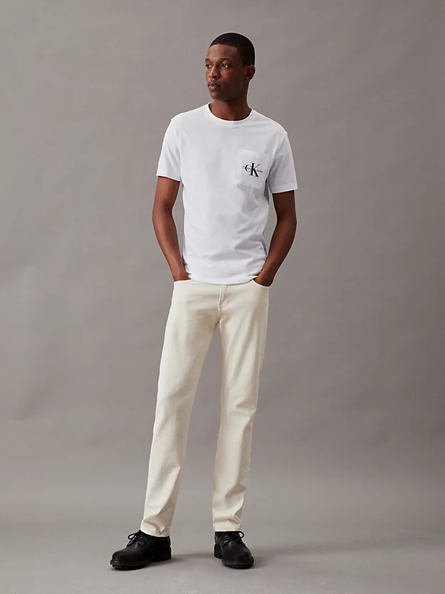Camiseta com monograma e bolso fino.