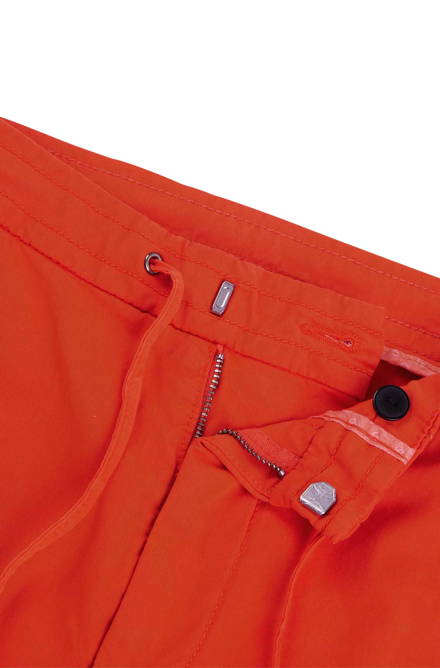 Calça BOSS preta, corte regular, em sarja de algodão elástico.