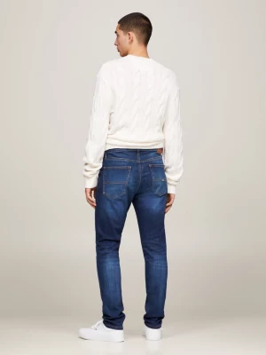 Calça jeans slim fit afunilada e desbotada