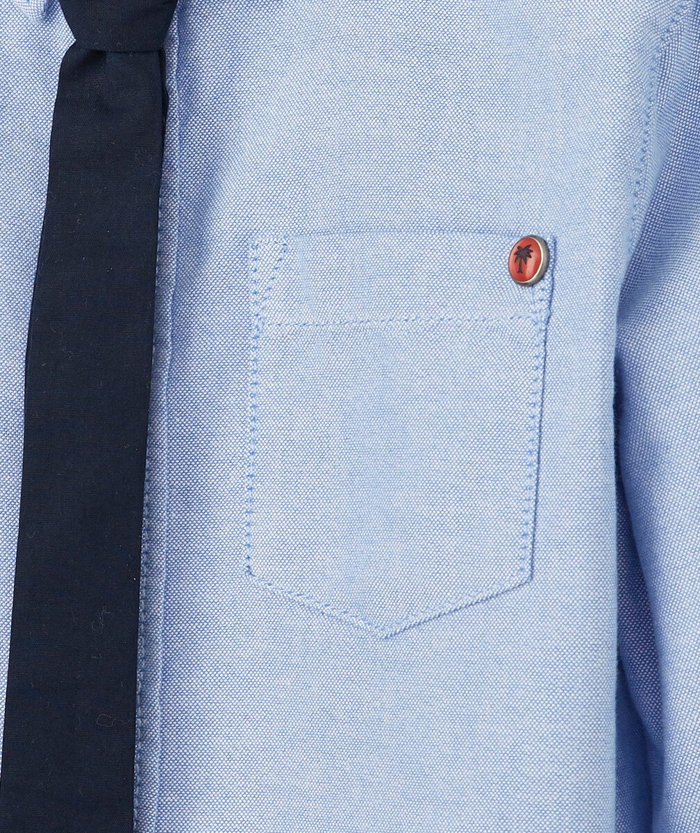 LA CHEMISE BLEUE AVEC CRAVATE MARINE DÉTACHABLE