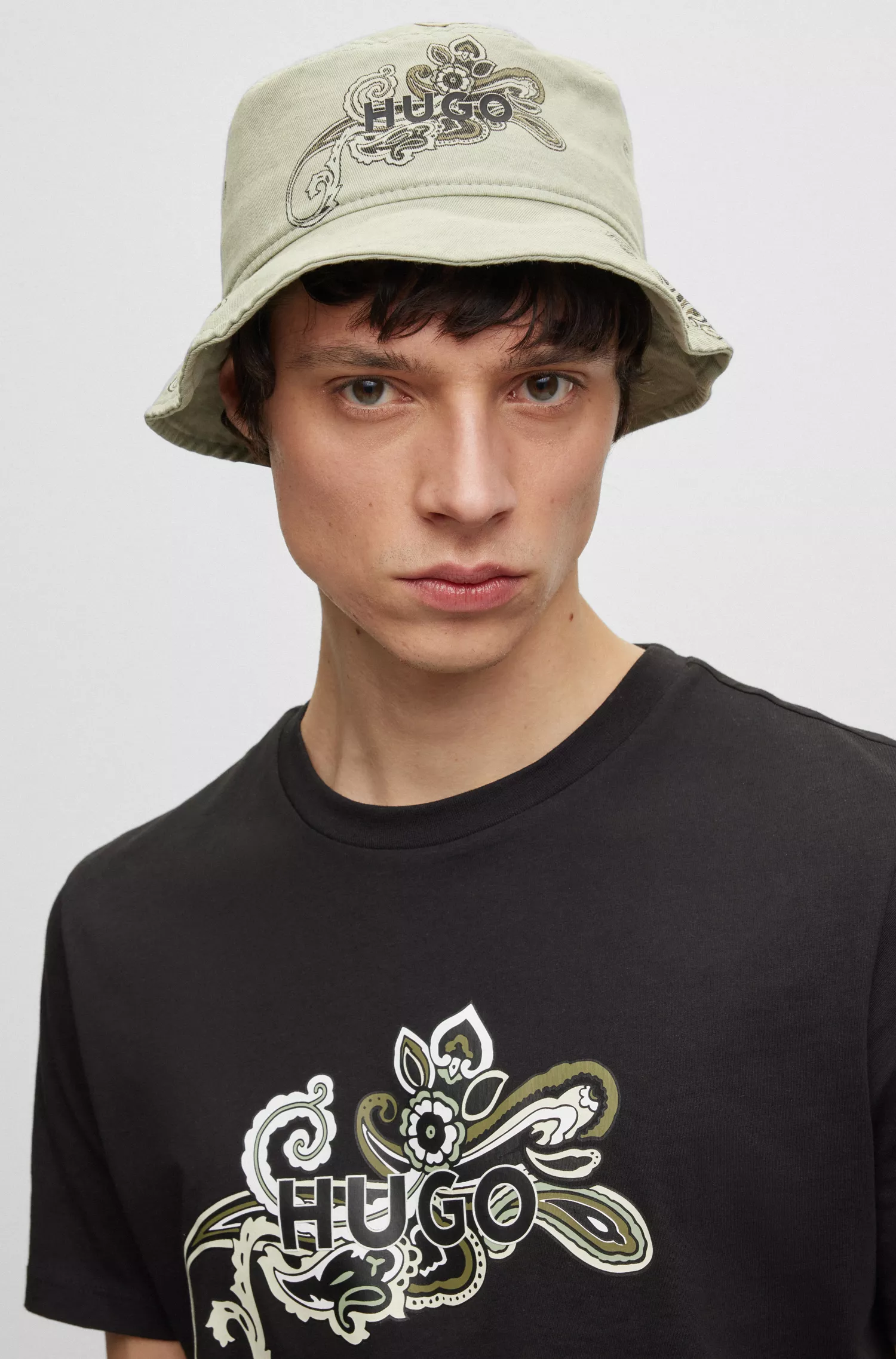 Chapéu bucket HUGO em sarja de algodão vermelha com estampa paisley e logotipo.