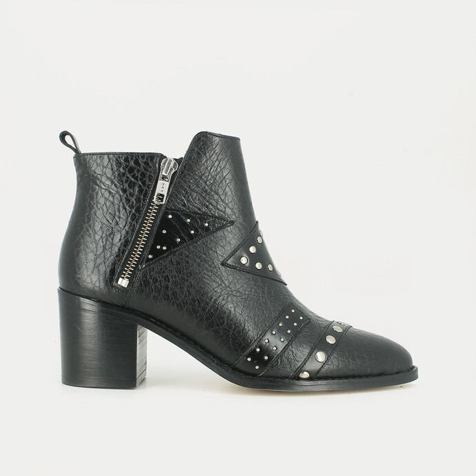 Boots en cuir noir  et empiècements cloutés