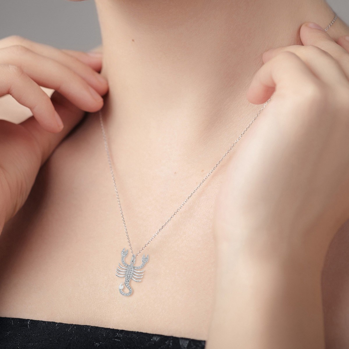 Collier signe astrologique scorpion orné de Cristaux scintillants SC Crystal en Métal rhodié