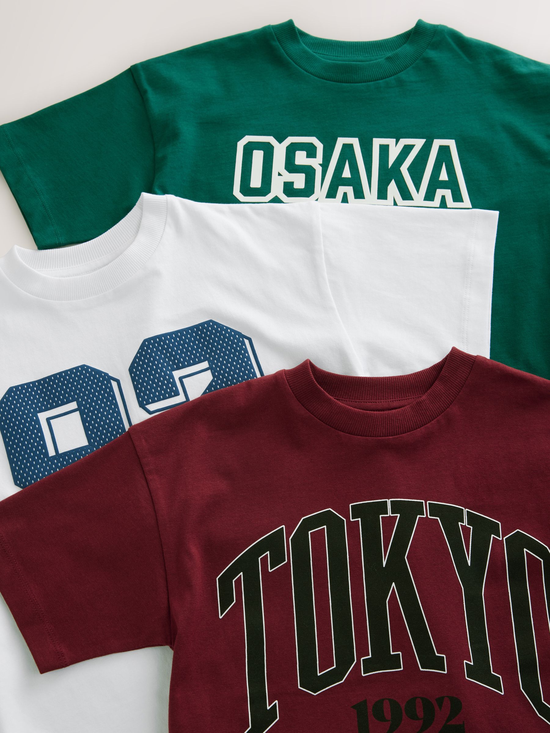 Wit/groen/bessenrood varsity - Verpakking van 3 relaxte T-shirts met grafische print en korte mouwen (3-16jr)