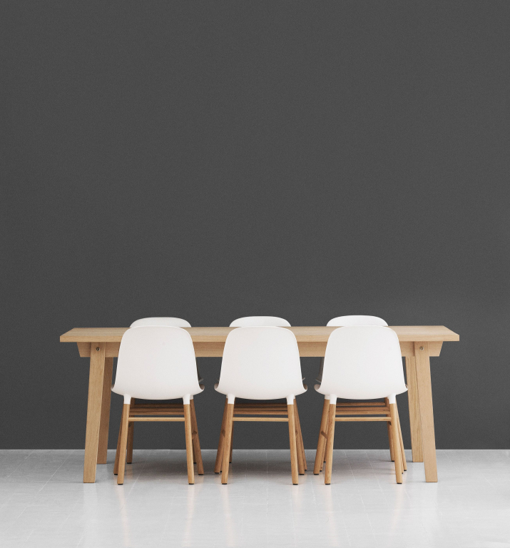 Normann Copenhagen Form Chair stoel met eiken onderstel, wit