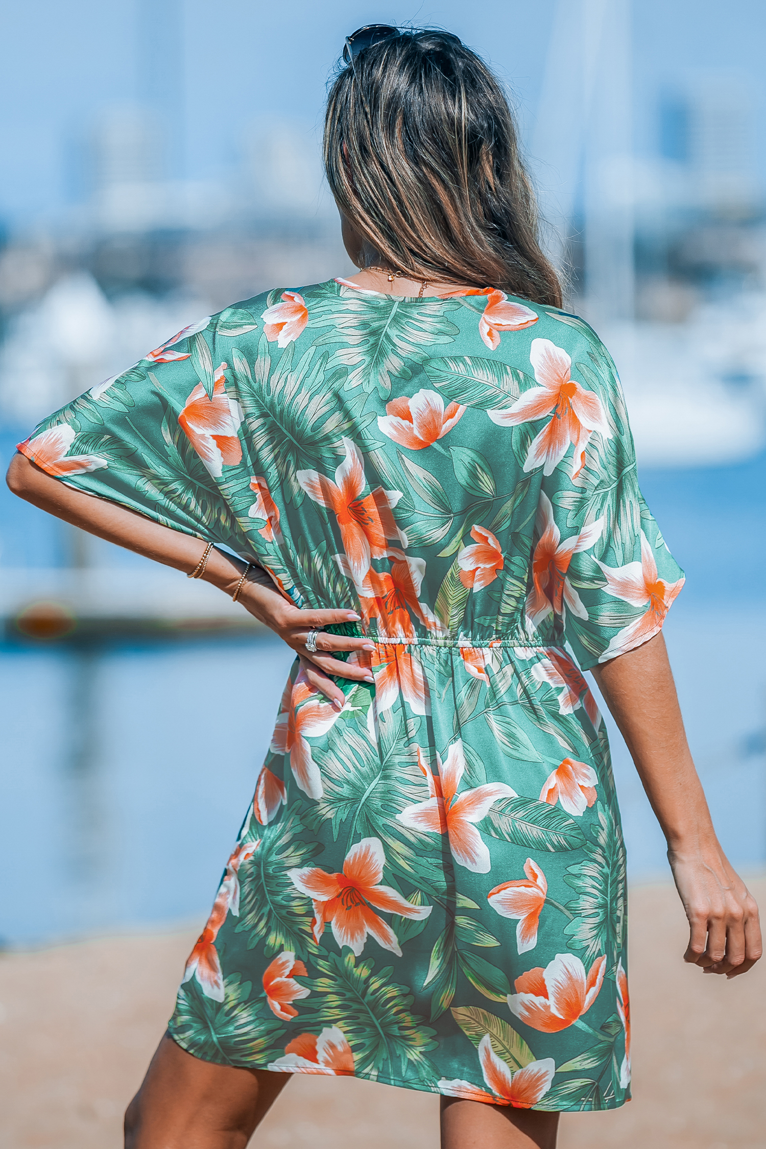 Robe mini à col en V et manches dolman tropicale