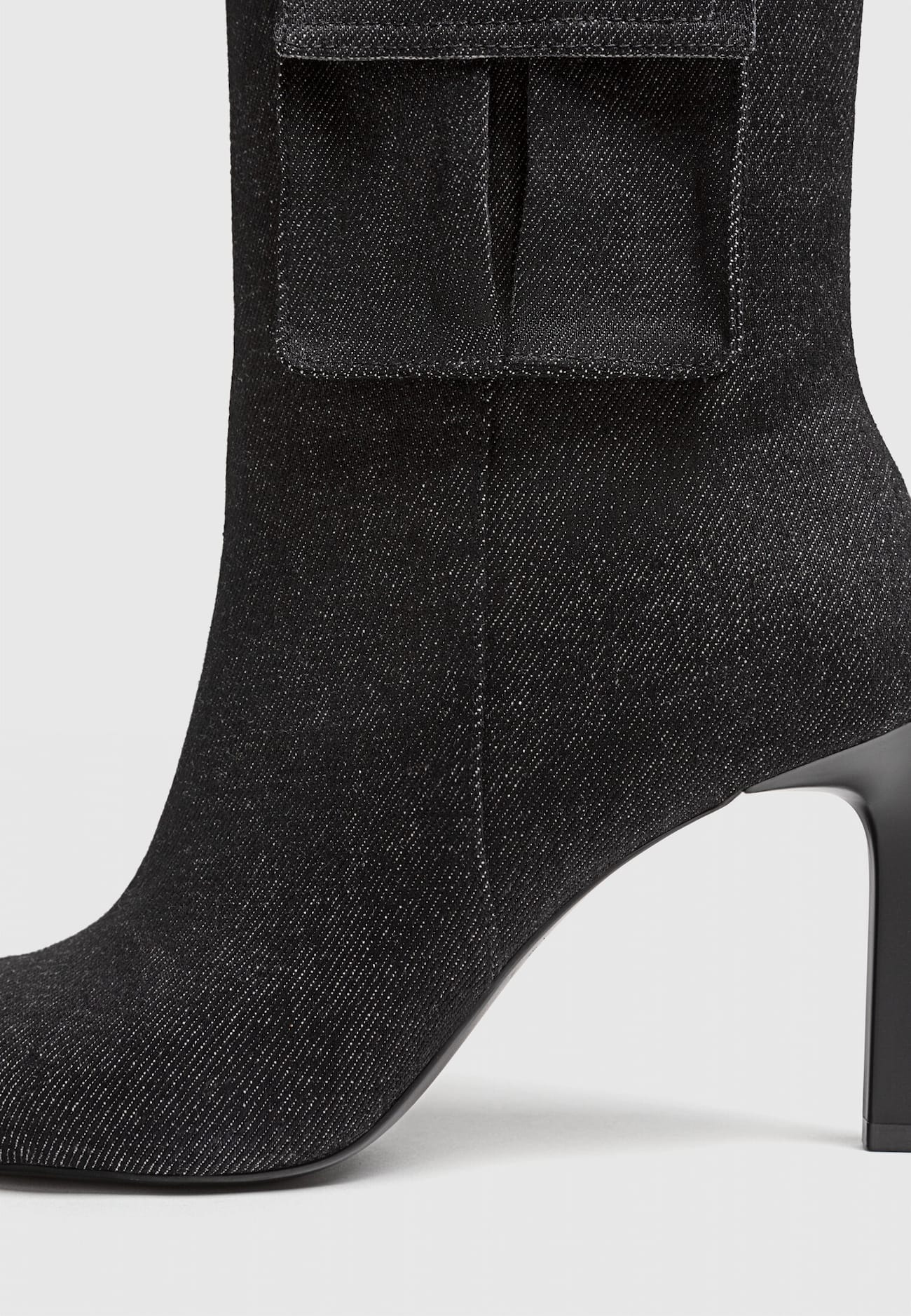 Botas de salto alto em jeans com bolsos