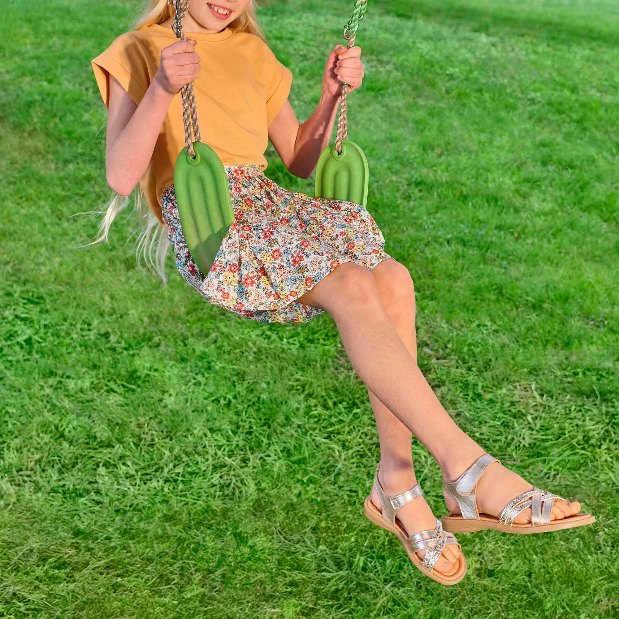 Nu-pieds Fille en cuir or