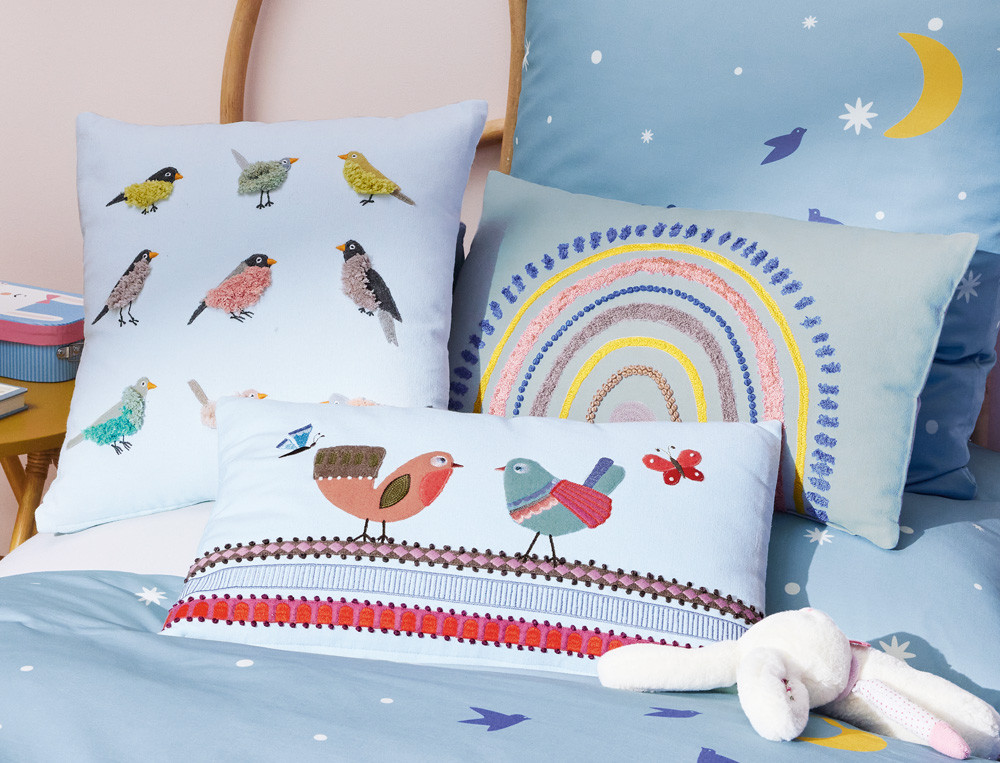 Coussin brodé arc-en-ciel-Pays des merveilles