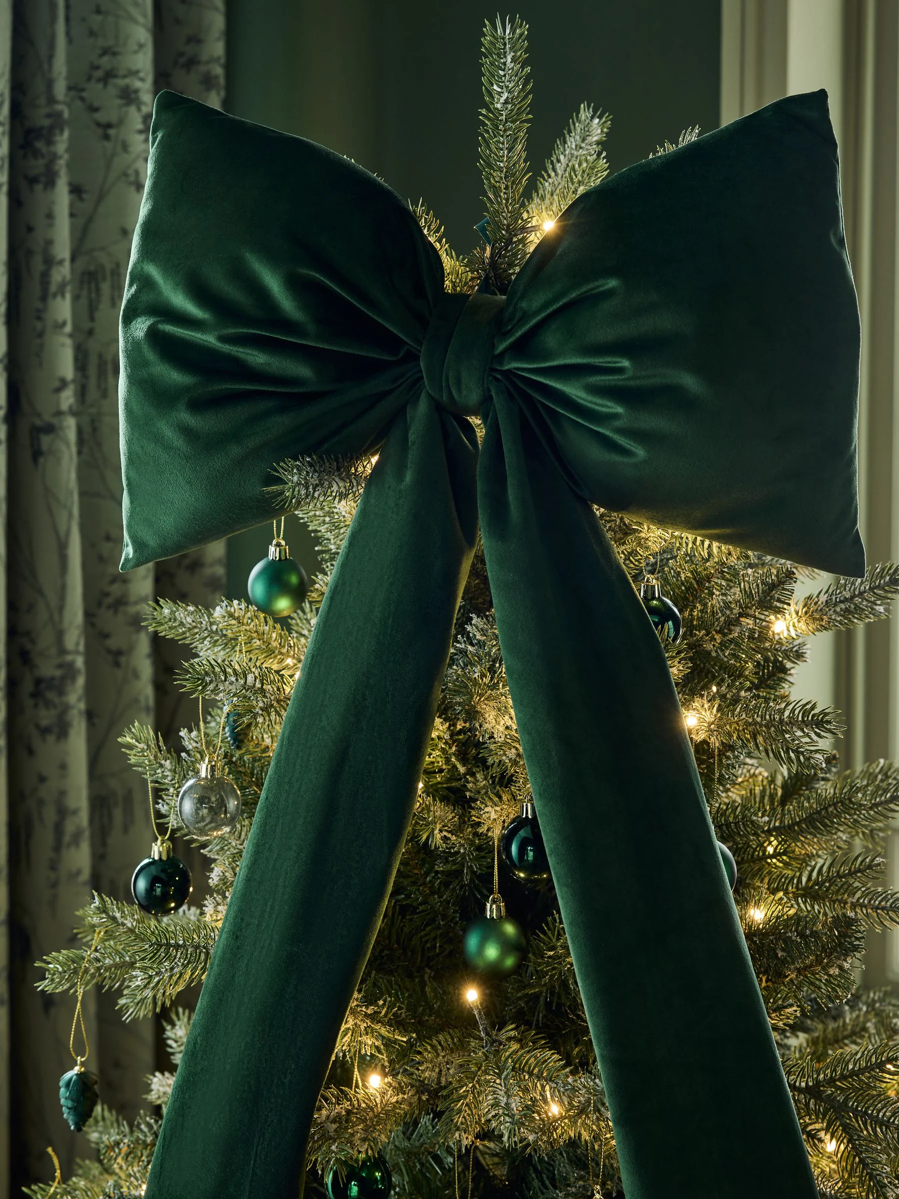 Fluwelen kerstboompiek met strik