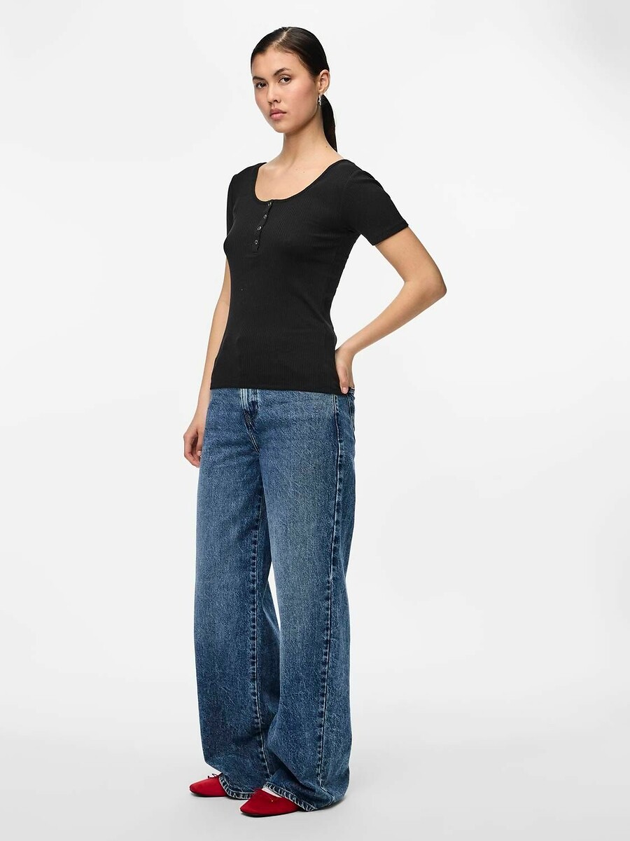 PEÇAS<br>Camiseta com fechamento por botões