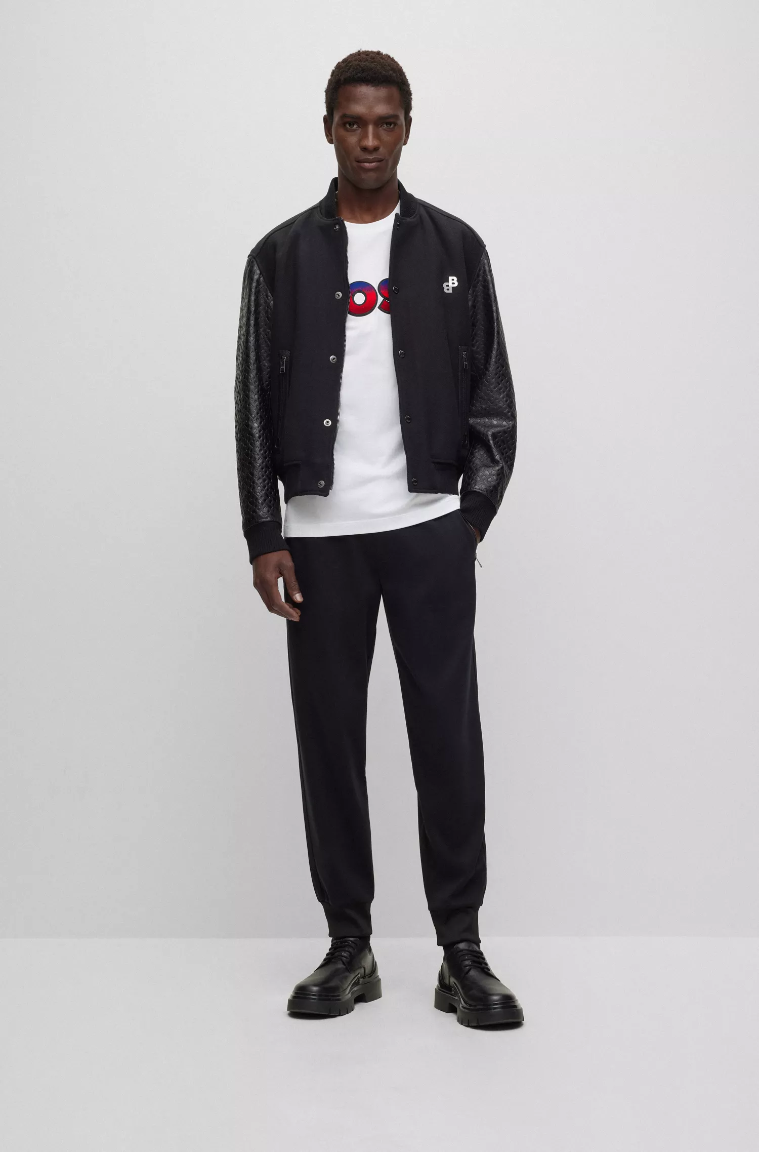 Camiseta BOSS preta em malha de algodão com logo degradê
