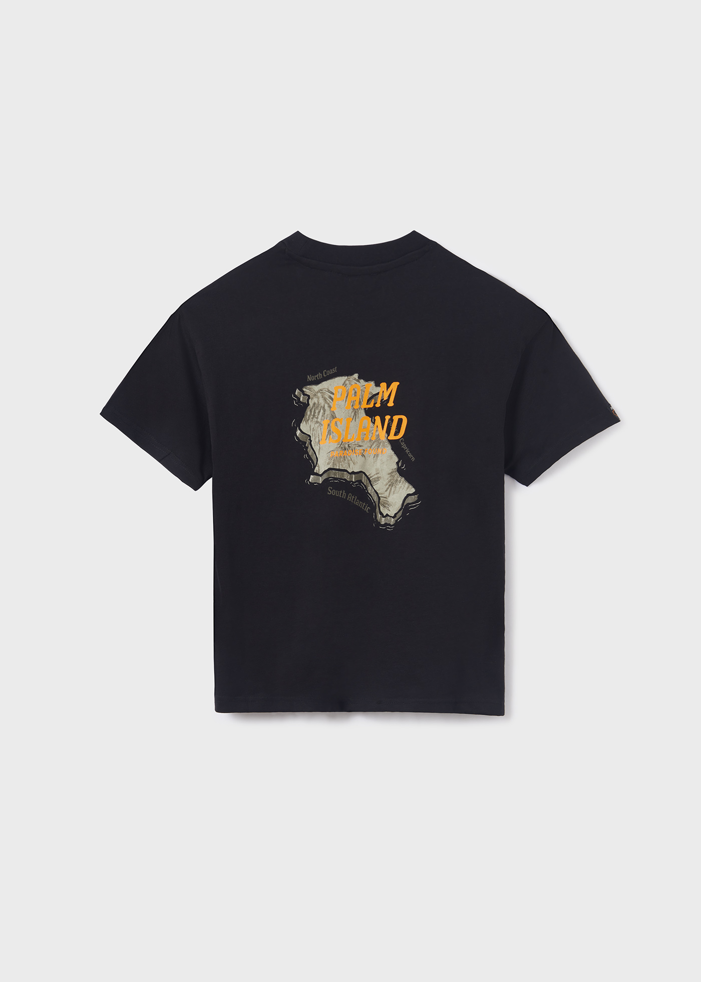 Camiseta infantil com estampa sustentável em algodão.