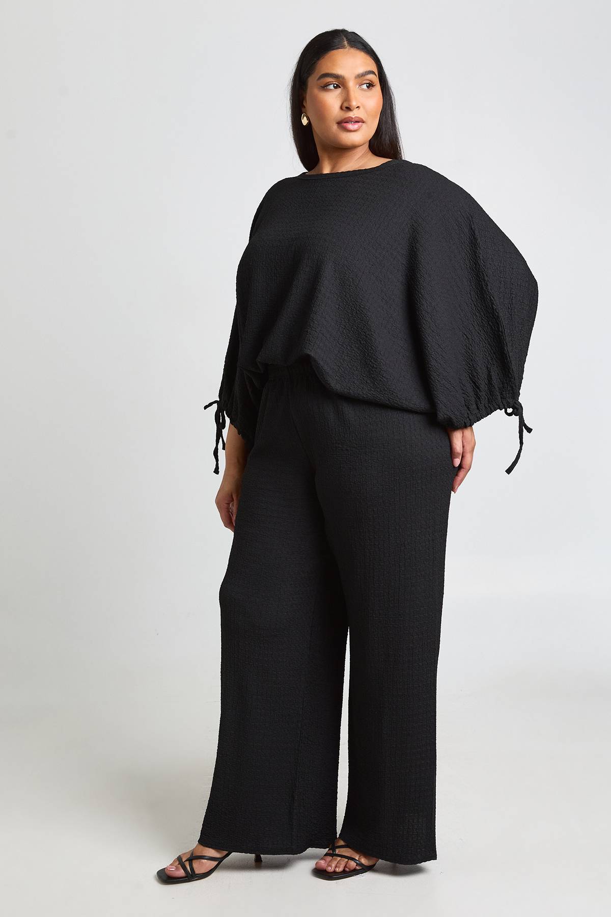 boohoo Ensemble Grande Taille Haut Texturé À Manches Froncées Et Ourlet Ballon Avec Pantalon Large