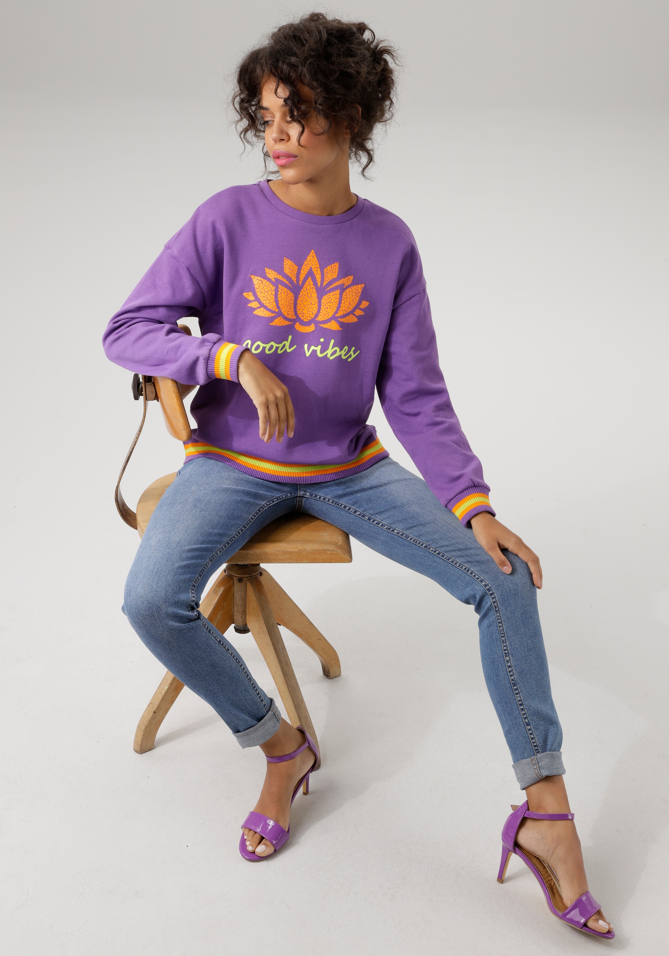 Aniston CASUAL Sweatshirt , Frontdruck mit abstrakter Seerose und Schriftzug