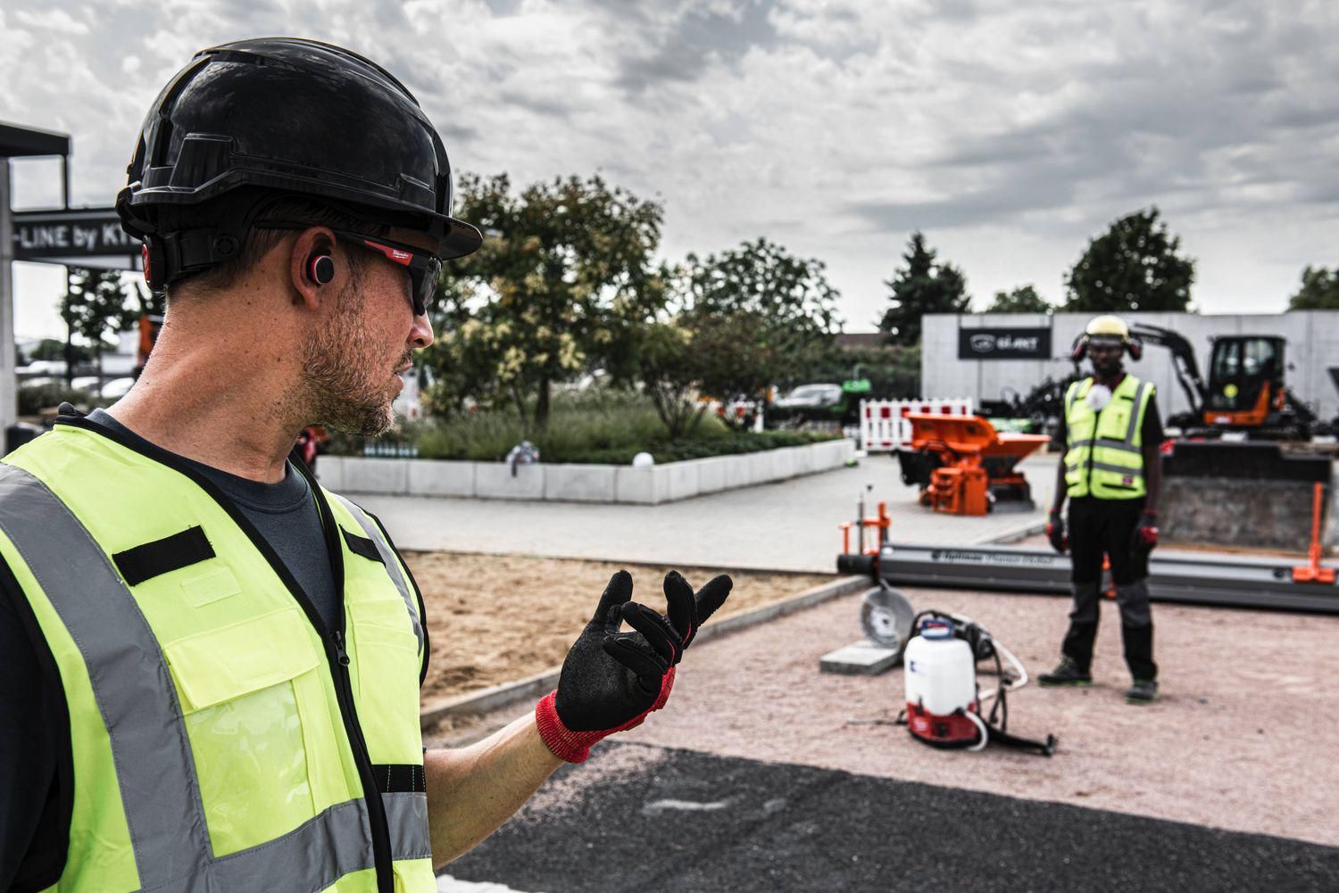Milwaukee L4 RLEPB-301 Gehoorbescherming met Bluetooth® REDLITHIUM™ 3.0Ah USB batterij - 4933478750