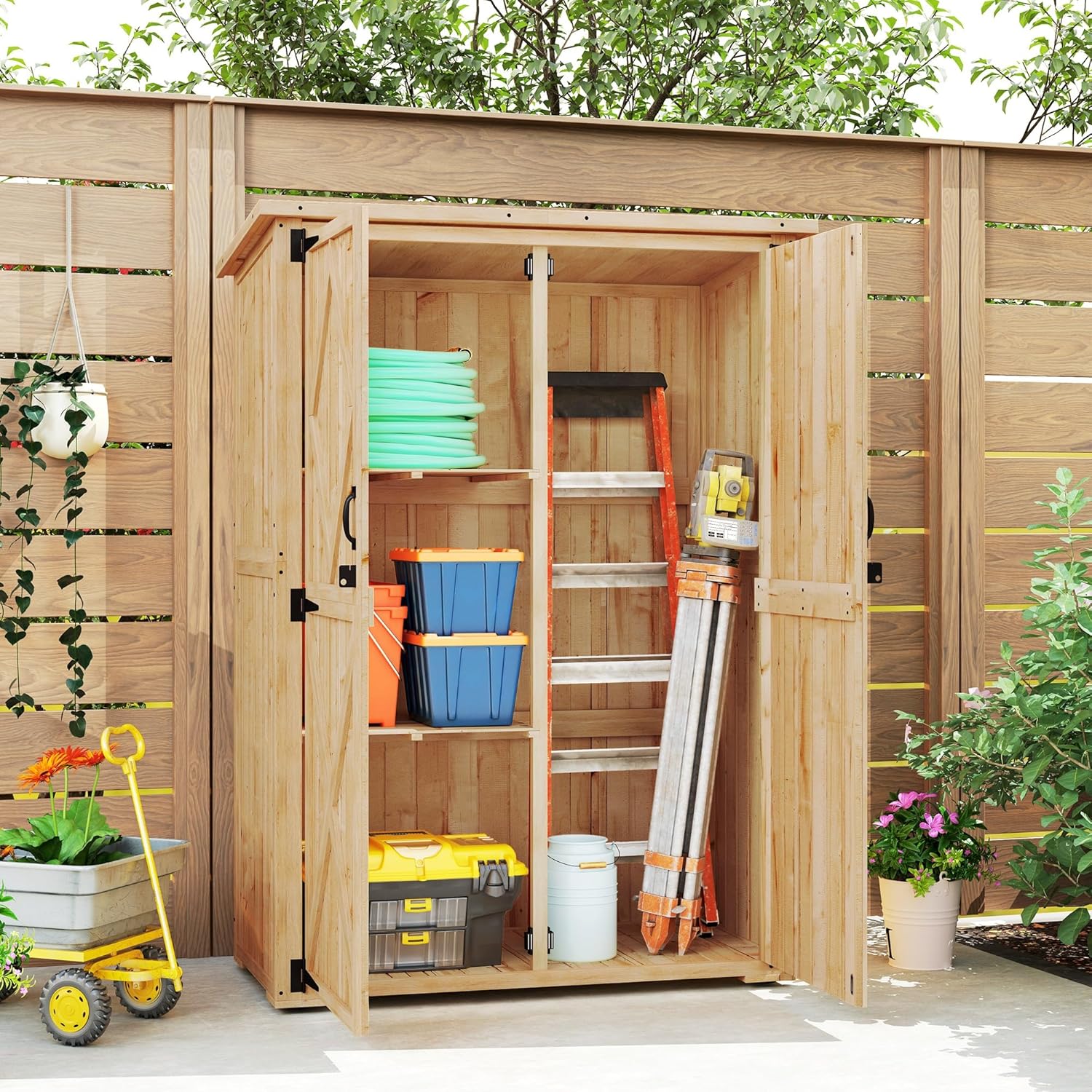 Outsunny Gartenschrank Holz, Geräteschuppen mit Abschließbar Doppeltür Asphalt-Dach Ablage 116,5x57x167cm, wetterfest Geräteschrank, Gerätehaus Gartenschuppen für Garten, Terrasse, Naturholz