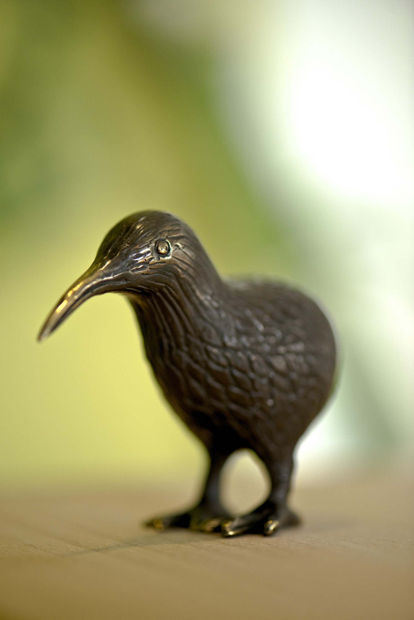 Vogelstatue 'Kiwi', bronze, H 6 cm, T 8,5 cm, B 4 cm von fischer's lagerhaus