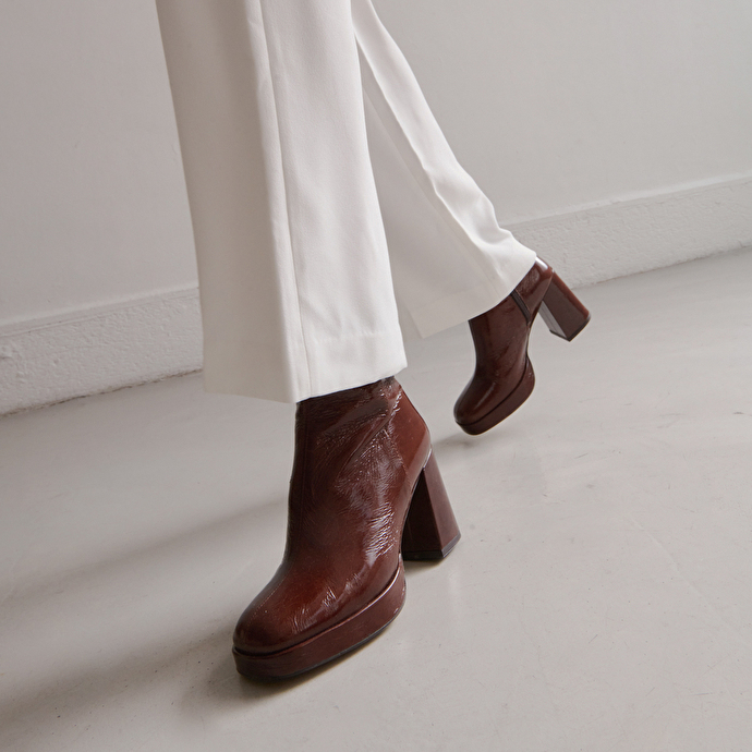 Boots à plateformes et bouts carrés  en cuir brillant marron