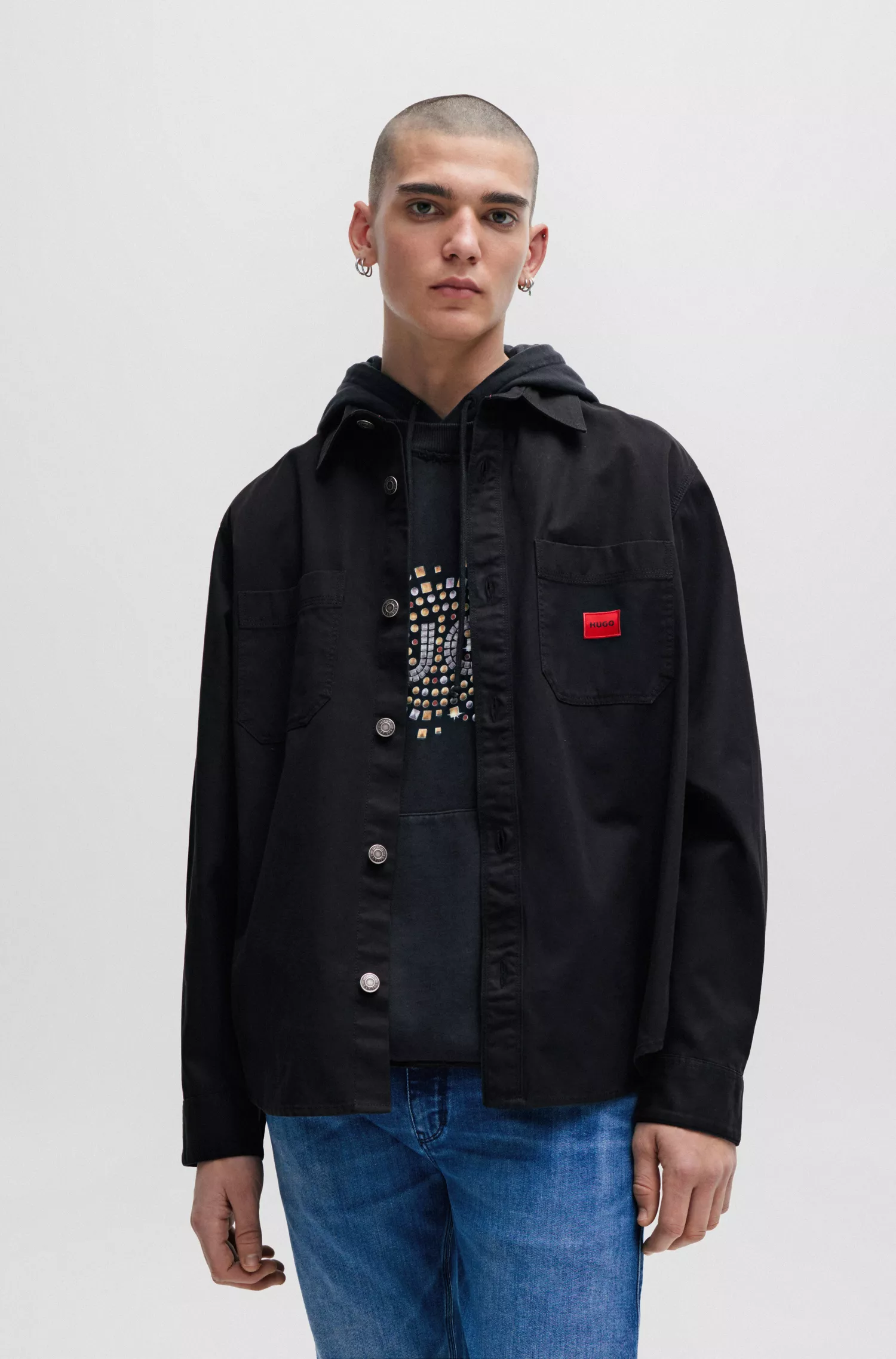 Camisa HUGO vermelha, modelagem oversized, em sarja de algodão com etiqueta da marca.