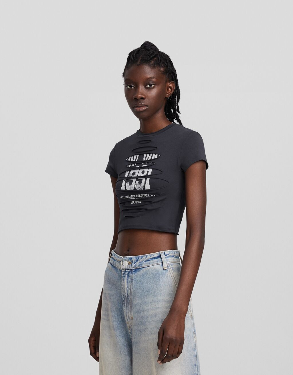 Camiseta de manga curta com camada dupla, costuras e estampa.