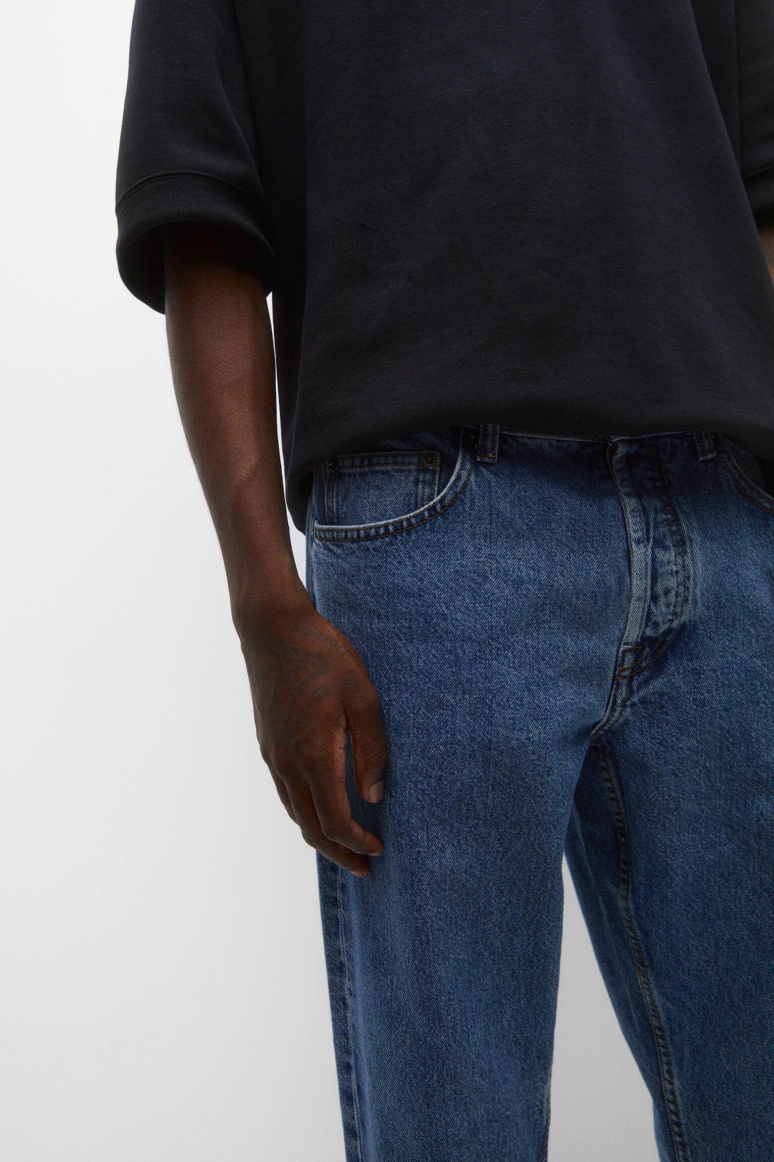 CALÇA JEANS AZUL DE CORTE PADRÃO - AZUL MÉDIO