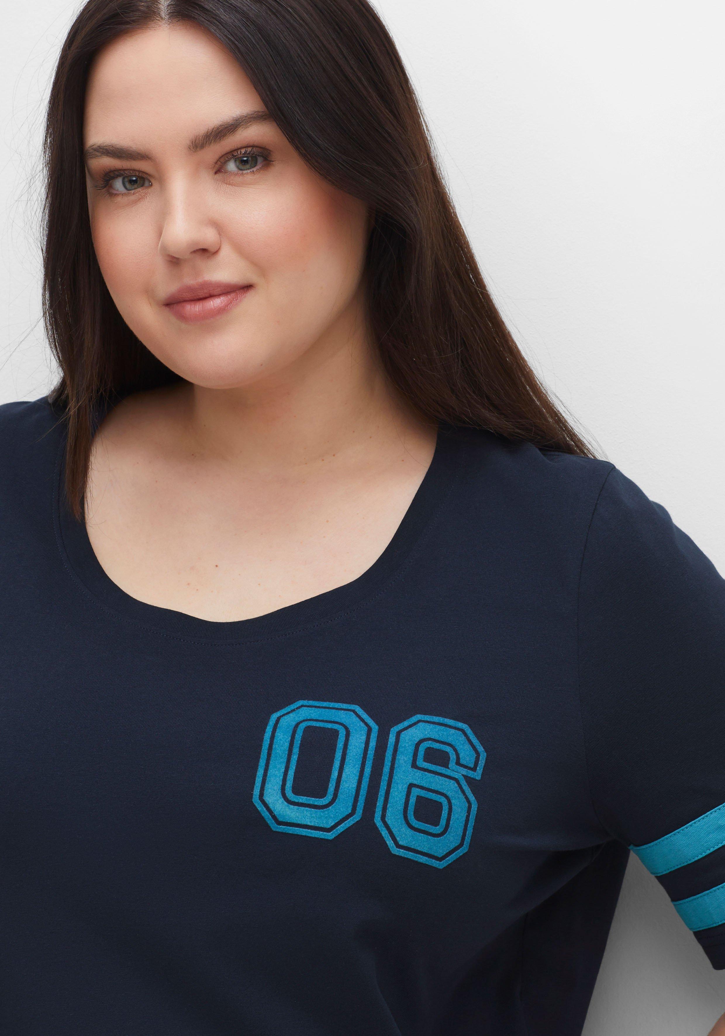 T-Shirt im College-Stil, mit Flockprint und Streifen