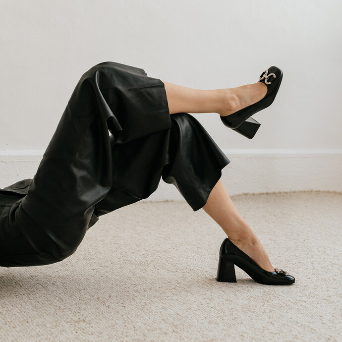 Escarpins à boucles argentées  en cuir vernis noir plissé