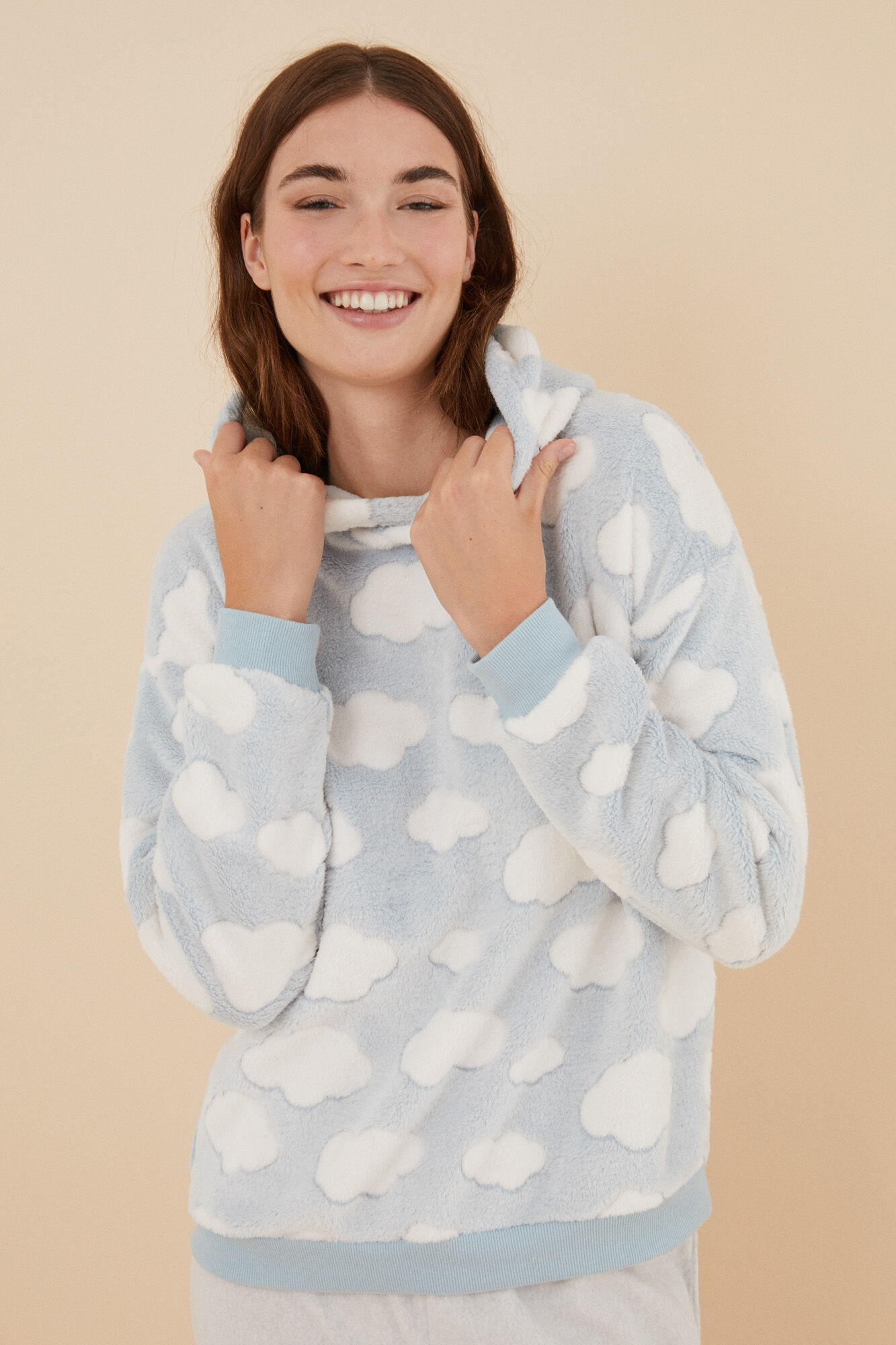 Pijama com capuz, pelúcia macia e nuvens de lã na cor azul.