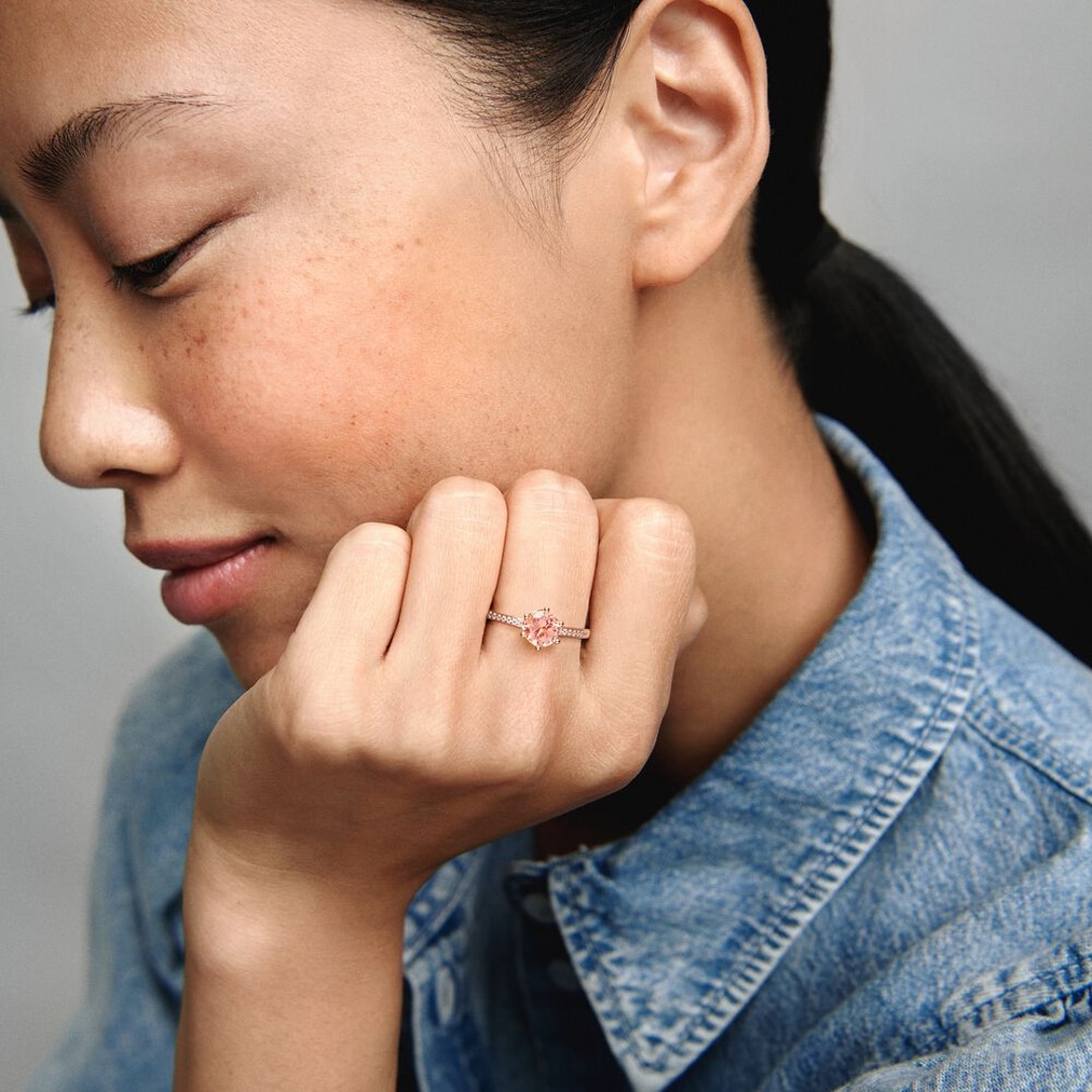 Pandora Rose Moments Rosafarbene, funkelnde Krone Solitär-Ring