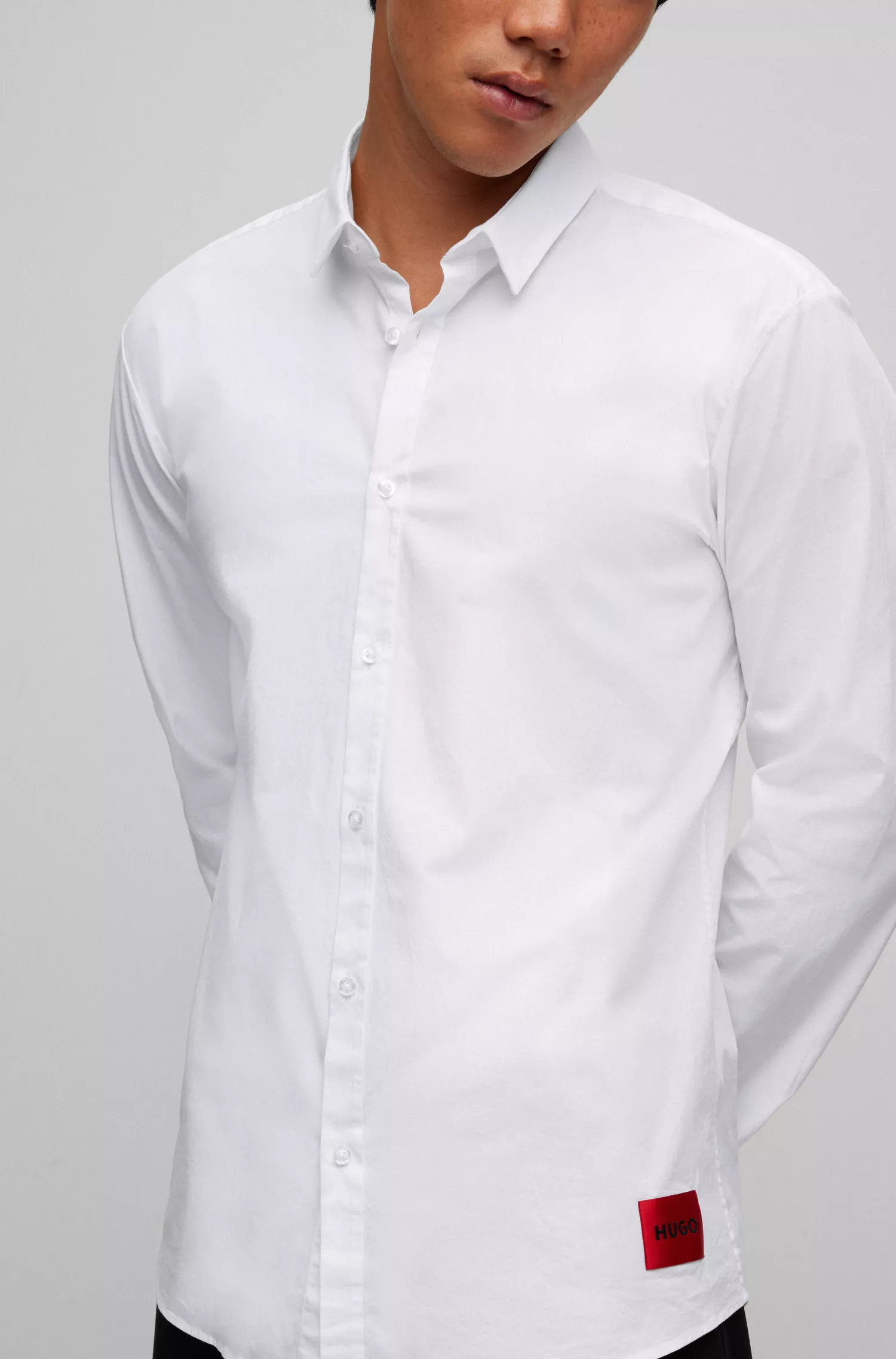 Camisa HUGO vermelha, extra slim fit, em lona de algodão stretch.