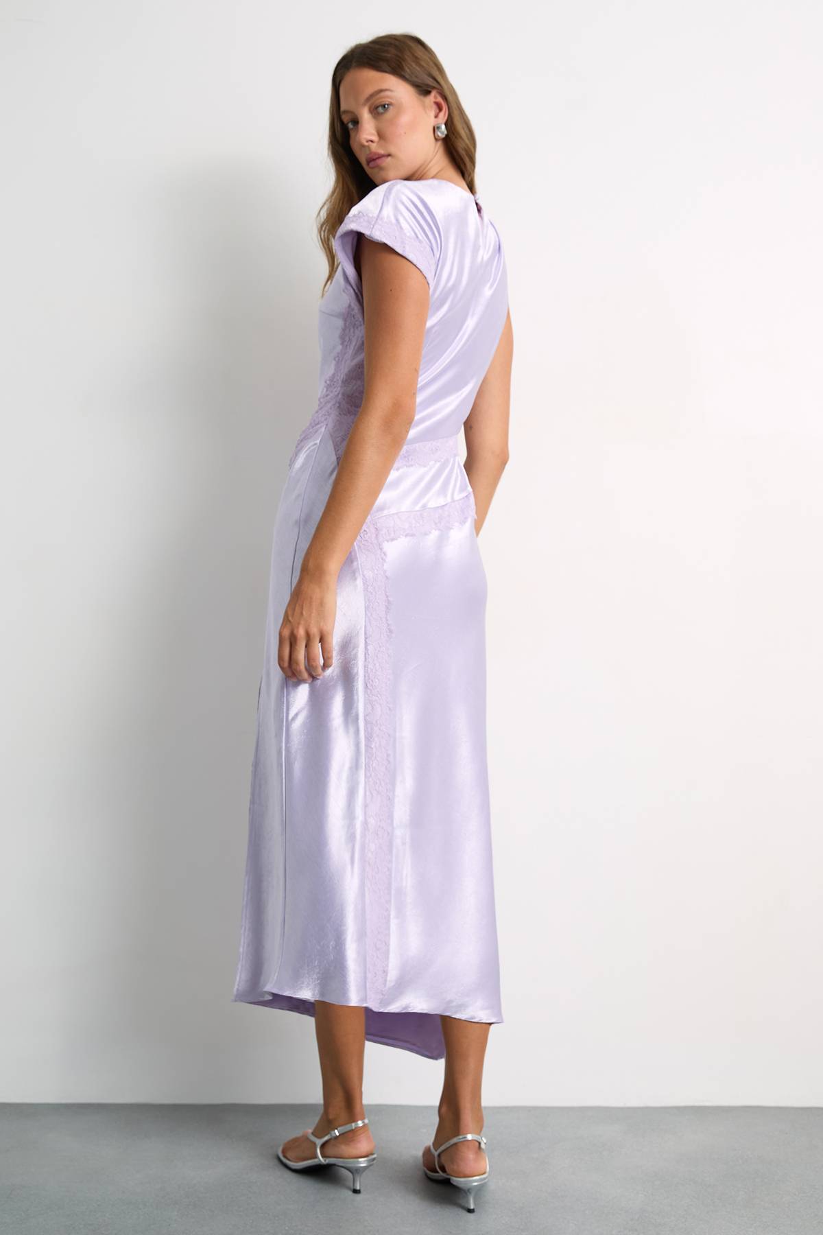 Warehouse Robe Midi Asymétrique En Satin Avec Détails En Dentelle
