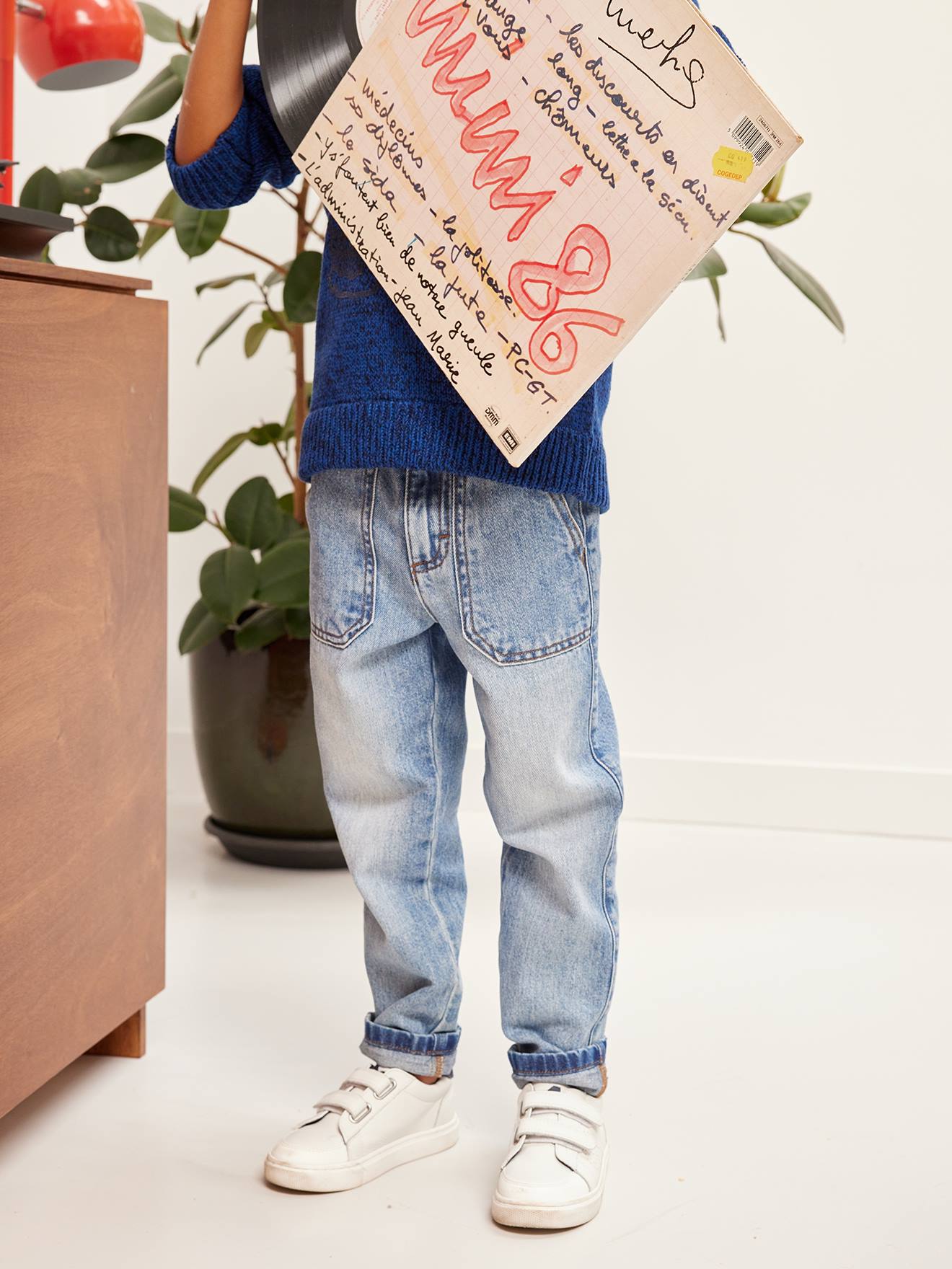 Calça jeans de perna larga e fácil de vestir para meninos, em denim cinza.