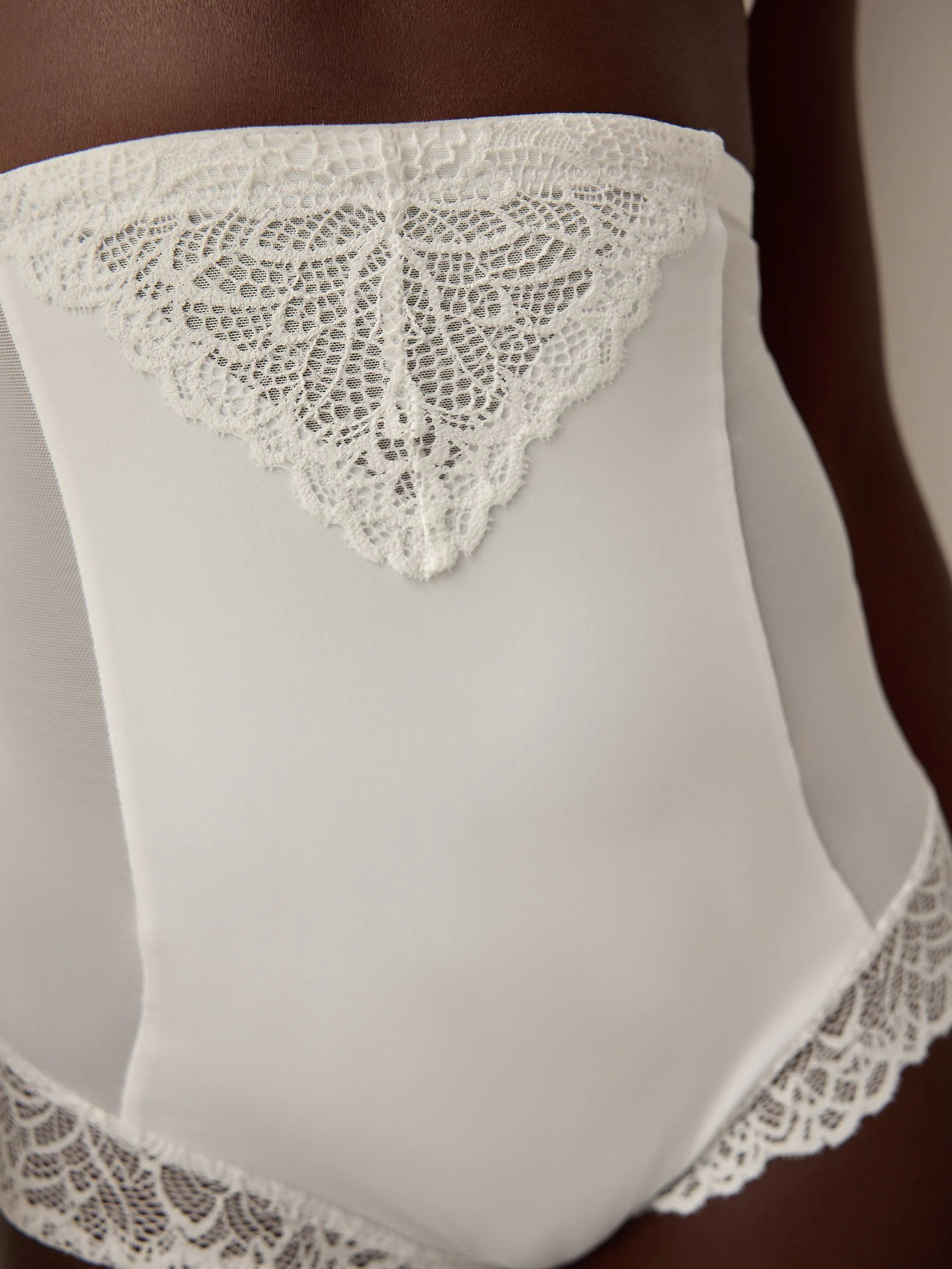 Wit - Vormende slip met stevige buikcorrectie