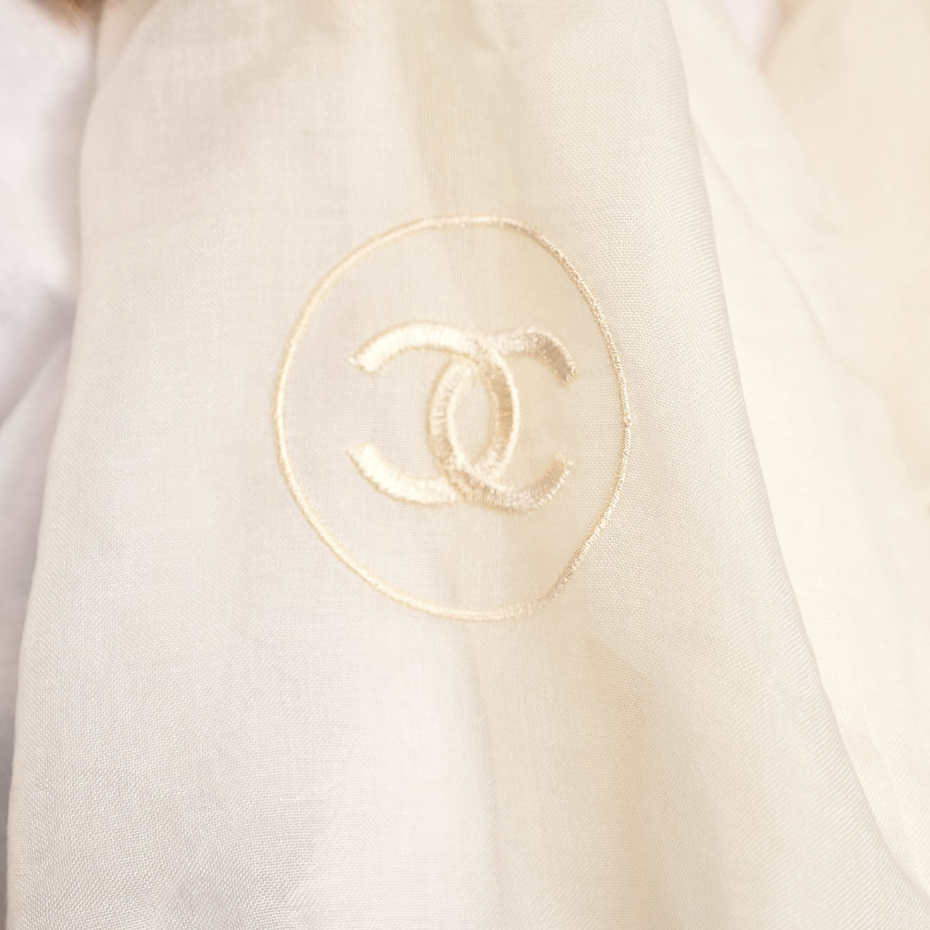 Chanel Foulard en Cachemire écru - Neuf sans étiquette - 130x95 cm