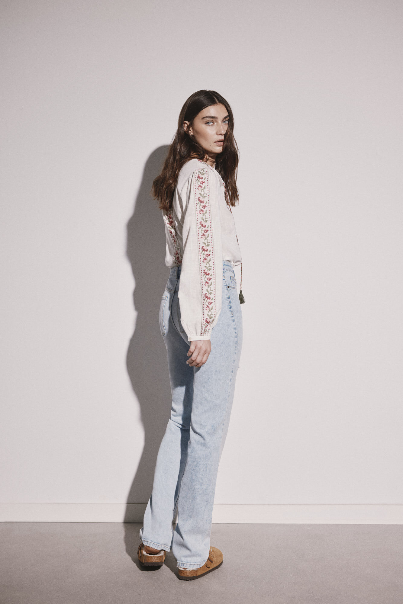 Calça jeans reta com lavagem sustentável