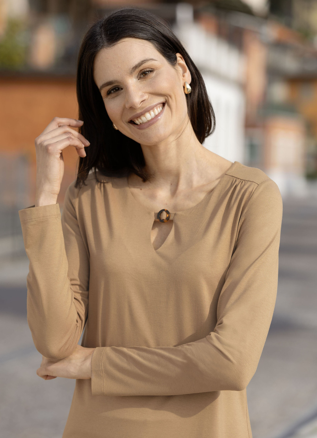 Shirt mit Zierring am Halsausschnitt in 2 Farben