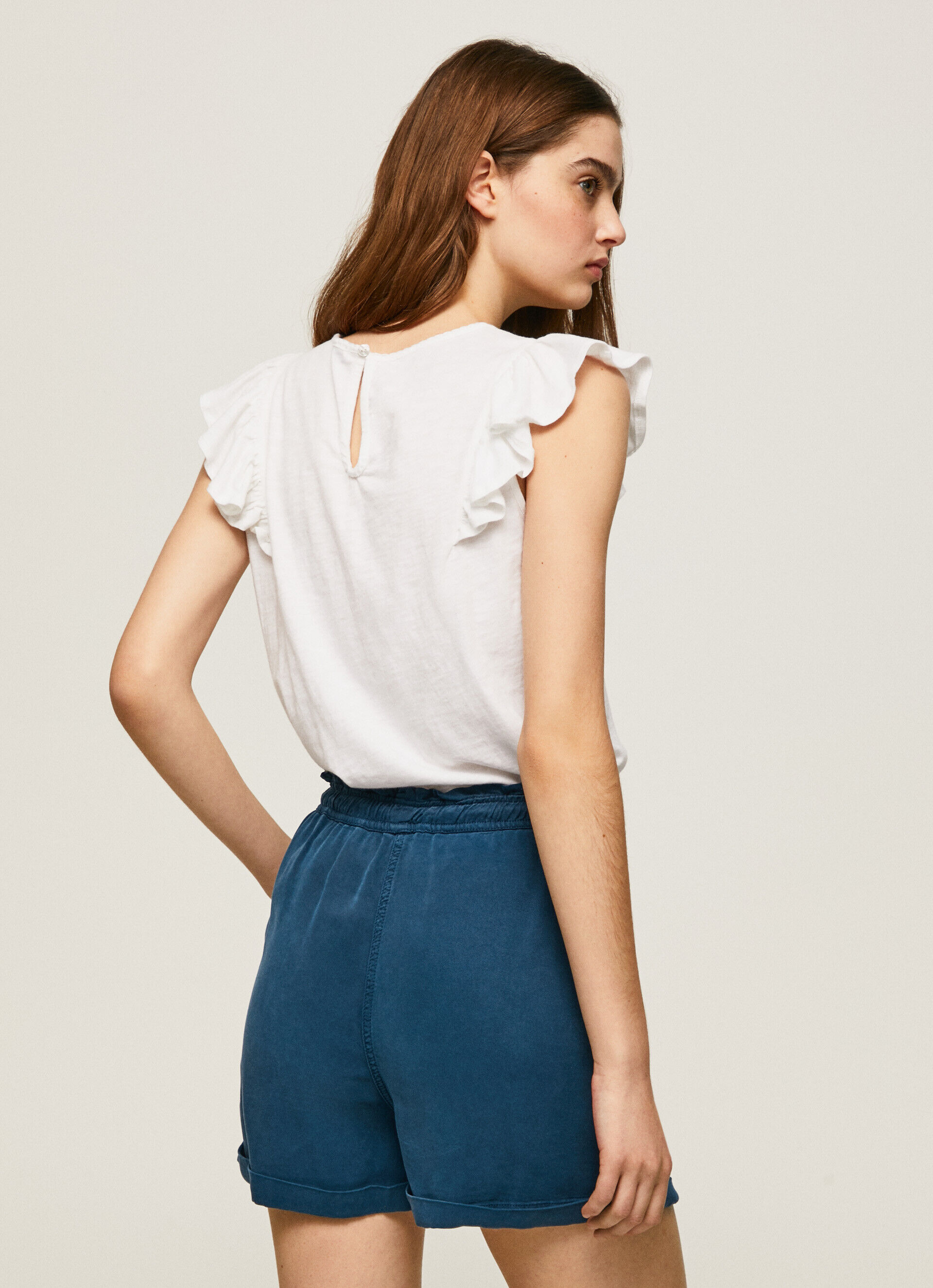 Camiseta com detalhes vazados - branca