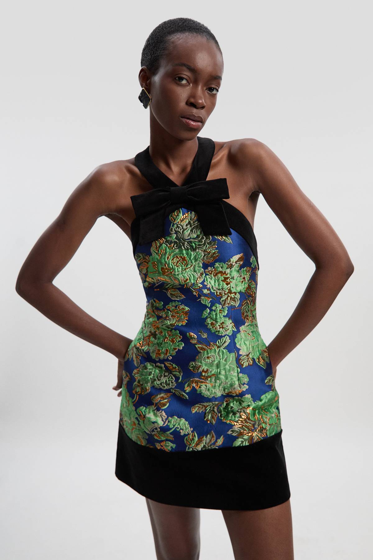 KarenMillen Robe Mini Ajustée à Col Halter en Velours et Jacquard Contrastés