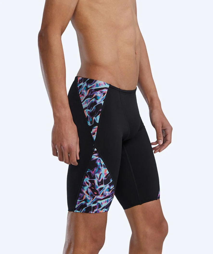 TYR lange badebukser til mænd - Durafast Energia Blade Splice - Sort/multi